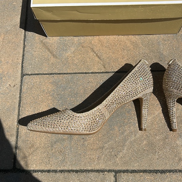 Michael Kors Dorothy Flex Pump - Picture 4 of 10